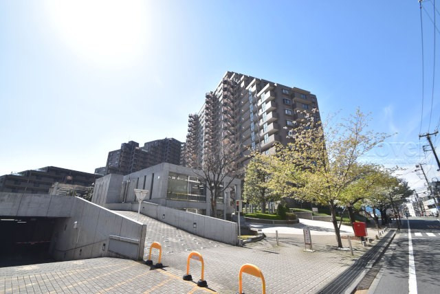 【現況写真】 | シスナブ池袋本町 | 前面道路と外観の様子です。～即日のご見学可能～　お問合せはお気軽にどうぞ。

