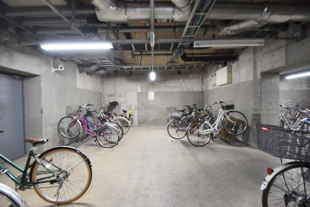 【駐輪場】 | シスナブ池袋本町 | 自転車置き場。マンションの共用部にあたります。空きの有無や駐輪料金、各戸の台数制限などについては、改めてお問い合わせください。～即日のご見学可能～　お問合せはお気軽にどうぞ。
