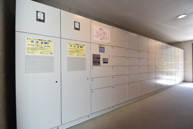 【設備】 | シスナブ池袋本町 | 仕事をしたり、家をあけがちな人にとっては必須となる、宅配BOX。ネット通販や宅配サービスの利用頻度が高い人にとっても、うれしい設備です。～即日のご見学可能～　お問合せはお気軽にどうぞ。
