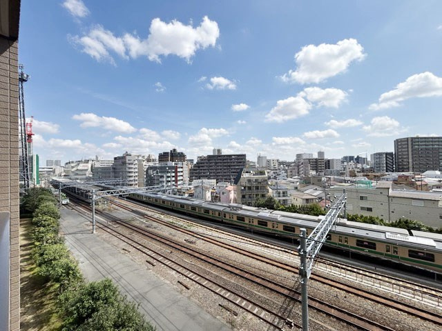【展望】 | シスナブ池袋本町 | 眼前に広がる空の雄大さと、このお部屋の自慢の一つである「眺望」をご覧ください。毎日、この景色を独り占めできる新生活に夢が広がります。～即日のご見学可能～　お問合せはお気軽にどうぞ。