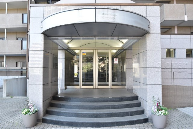 【エントランス】 | シスナブ池袋本町 | オートロックを備えた、マンションのエントランス。やはりセキュリティの観点は欠かすことができません。皆様を“安全”に送り出し、出迎えてくれます。～即日のご見学可能～　お問合せはお気軽にどうぞ。