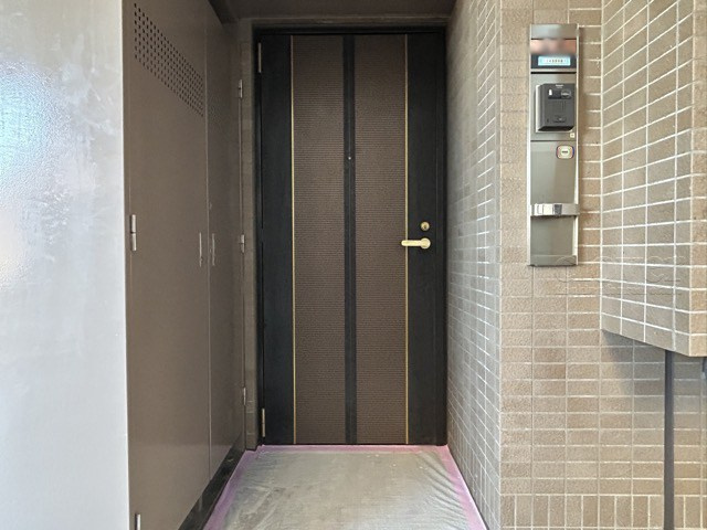 【その他共用部分】 | シスナブ池袋本町 | 皆様をお迎えする、お部屋の玄関ドア。開けやすさや開放角度、ドアノブの操作しやすさや鍵の形状などを、現地で一度ご確認ください。～即日のご見学可能～　お問合せはお気軽にどうぞ。