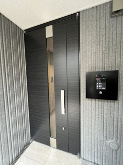 【エントランス】 | オートロック完備でセキュリティ面も安心