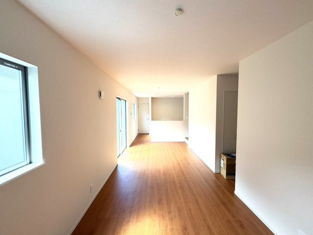 静岡市葵区大岩三丁目2期　全1棟の居間・リビング|どんなインテリアも馴染む白を基調としたリビング。