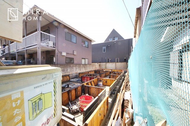 【前面道路含む現地写真】 | プライバシー性と開放感を高める住環境。陽当たりの良い開かれたロケーションを活かし、心地よい暮らしをプランニング