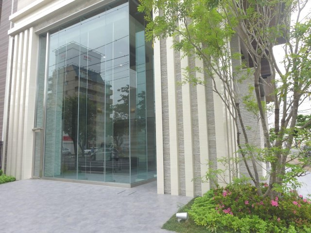 敷地内には豊かな緑があり、植栽の連なりが美しい景観を演出♪四季折々の彩りを感じながら、心地よい暮らしを♪
