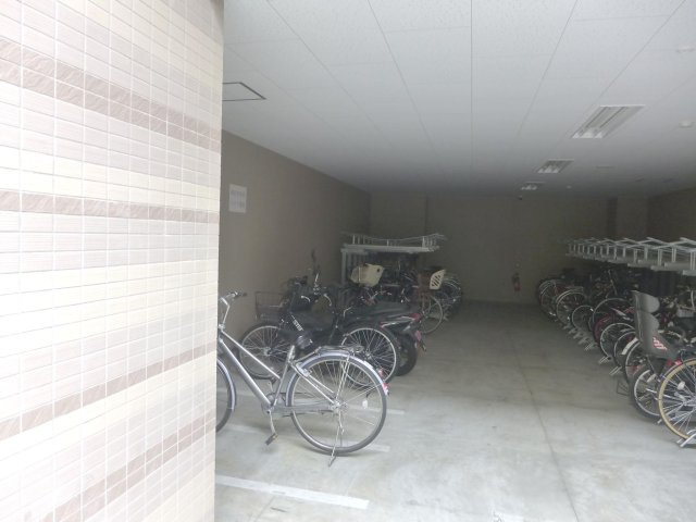 駐輪スペースあり♪屋根があるので、雨風や雪、紫外線などの影響を受けにくいのが嬉しいですね♪