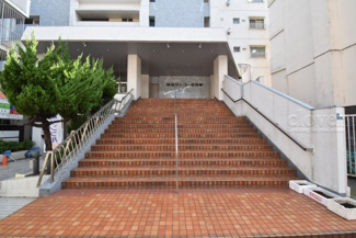【エントランス】 | お客様を、そして住人を出迎えてくれるマンションのエントランス。ゴミが落ちていないことからも、管理状態の良さや住民の節度の高さが見て取れます。～即日のご見学可能～　お問合せはお気軽にどうぞ。