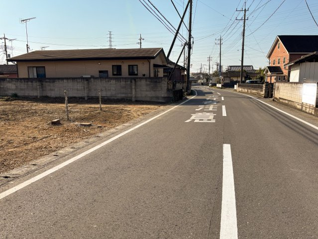 足利市堀込町の売地の前面道路含む現地写真|前面道路が広く、車の出入りや駐車も行いやすいです！