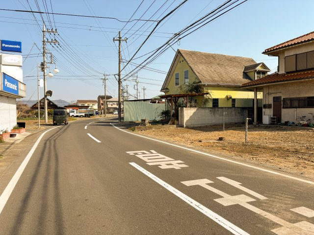 足利市堀込町の売地の前面道路含む現地写真|幹線道路ではなく、住宅地内の道路のため、騒音や交通量が抑えられた住環境が期待できます！