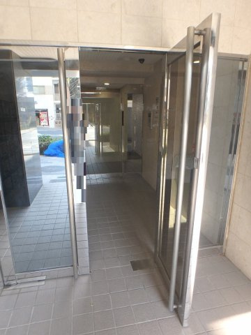 スカイコートお茶の水女子大前のエントランス