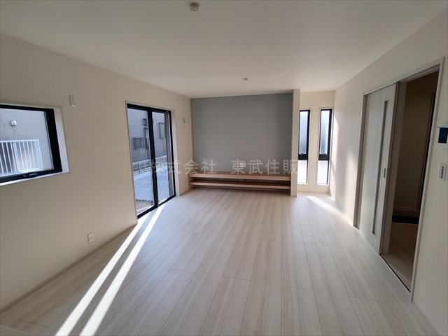 【居間・リビング】 | 寄居町桜沢　全3棟　3号棟 | 使いやすい17.0帖のリビングです