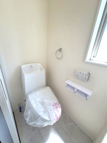 【トイレ】 | 福岡市南区鶴田1丁目　1号棟（全4棟）【仲介手数料無料・0円】 | 現地写真。2階にもトイレです。