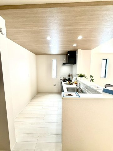 グラファーレ南城市知念安座真３期・１号棟のキッチン|会話の弾む対面式のシステムキッチン・換気窓＆床下収納付き