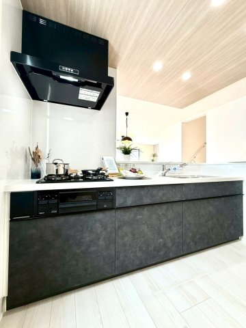 グラファーレ南城市知念安座真３期・１号棟のキッチン|レンジフード＆ガスコンロ３口＆食洗機＆浄水器付きキッチンの流し台