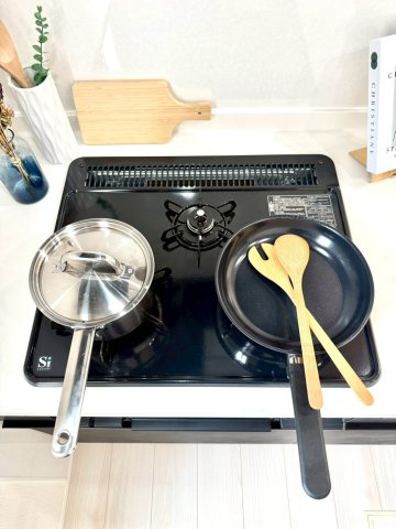 グラファーレ南城市知念安座真３期・１号棟のキッチン|ガスコンロ３口