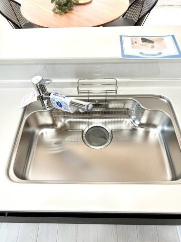 グラファーレ南城市知念安座真３期・１号棟のキッチン|浄水器付きキッチンの流し台