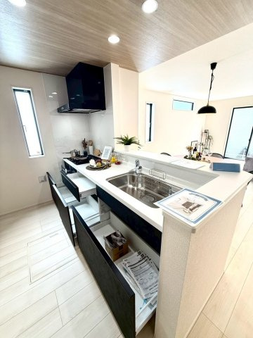 グラファーレ南城市知念安座真３期・１号棟のキッチン|便利な備え付け収納付きのキッチン