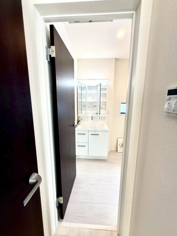 グラファーレ南城市知念安座真３期・１号棟の独立洗面台|洗面室入口
