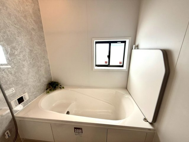 グラファーレ南城市知念安座真３期・１号棟のその他|追い焚き機能付きのバスタブ／浴室窓付き