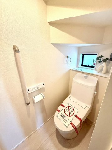 グラファーレ南城市知念安座真３期・１号棟のトイレ|１階トイレ・換気窓＆飾り棚＆手すり付き／洗浄便座