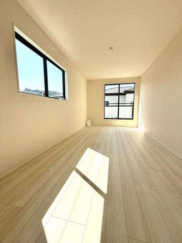 グラファーレ南城市知念安座真３期・１号棟の洋室|二面採光の２階主寝室8.25帖・バルコニー出入口付き