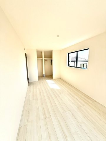 グラファーレ南城市知念安座真３期・１号棟の洋室|２階主寝室8.25帖に設置された、季節物に入れ替えが楽々なWIC