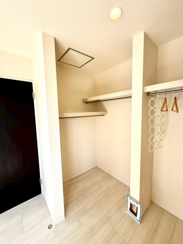 グラファーレ南城市知念安座真３期・１号棟の収納|２階主寝室8.25帖に設置された、季節物に入れ替えが楽々なWIC