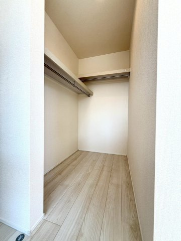 グラファーレ南城市知念安座真３期・１号棟の洋室|２階洋室6.25帖に設置された、季節物の入れ替えが楽々なWIC