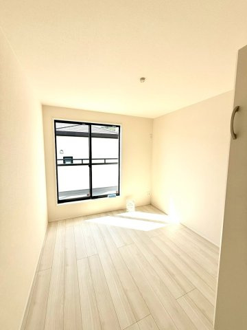 グラファーレ南城市知念安座真３期・１号棟の洋室|２階洋室5.75帖・バルコニー出入口付き