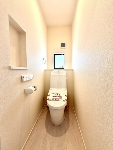 グラファーレ南城市知念安座真３期・１号棟のトイレ|２階トイレ・換気窓＆収納棚＆手すり付き／洗浄便座