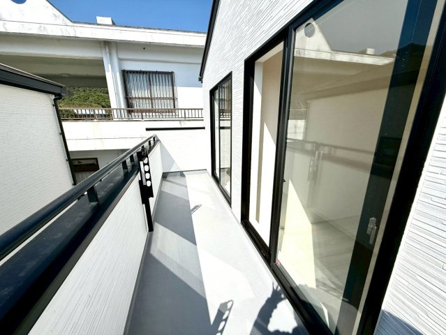 グラファーレ南城市知念安座真３期・１号棟のバルコニー|二部屋続きのワイドバルコニー