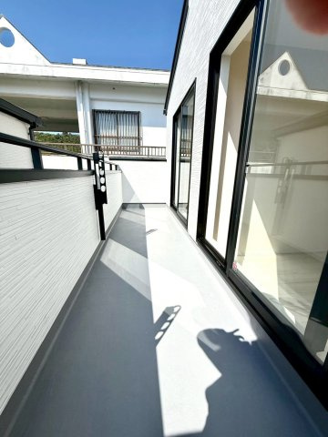 グラファーレ南城市知念安座真３期・１号棟のバルコニー|二部屋続きのワイドバルコニー