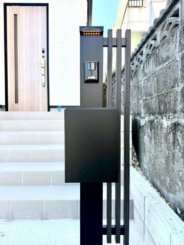 グラファーレ南城市知念安座真３期・１号棟の玄関|TVモニターインターフォンで防犯対策も◎