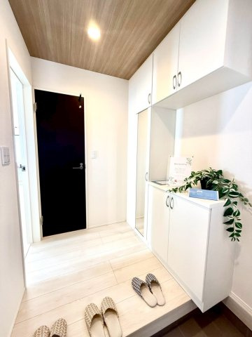 グラファーレ南城市知念安座真３期・１号棟の玄関|収納付きの玄関