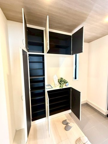 グラファーレ南城市知念安座真３期・１号棟の収納|収納力抜群のシューズクローゼット