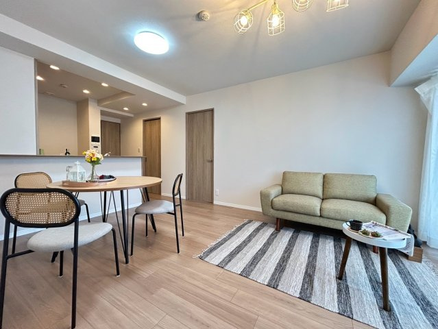 高知市桟橋通り6丁目アプリア桟橋　中古マンションの居間・リビング|奥行きを感じられるリビング・ダイニング。家具の配置もイメージできます。