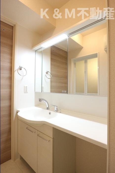 サイドガーデン南増尾　A棟の洗面所|忙しい朝には欠かせない洗面所です