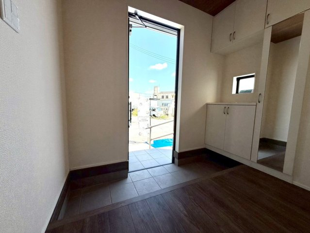 グラファーレ南城市知念安座真３期・３号棟の玄関|ゆったりとしたエントランスホール／収納付き玄関