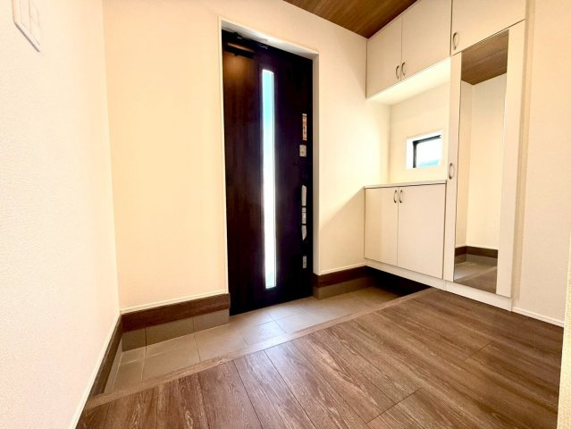 グラファーレ南城市知念安座真３期・３号棟の玄関|大容量のシューズクローゼット・全身鏡付き