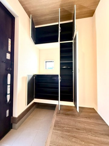 グラファーレ南城市知念安座真３期・３号棟のその他|大容量のシューズクローゼット・全身鏡付き