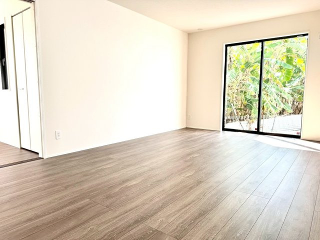 グラファーレ南城市知念安座真３期・３号棟の洋室|二面採光で明るくゆったりとしたLDK18帖