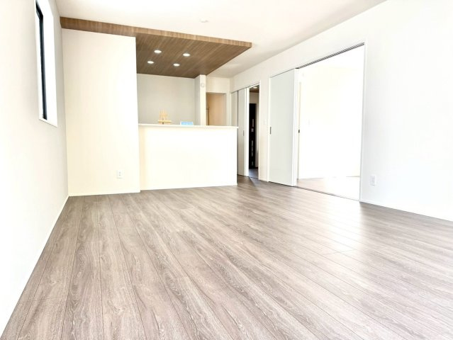 グラファーレ南城市知念安座真３期・３号棟の居間・リビング|二面採光で明るくゆったりとしたLDK18帖／対面式キッチン