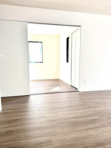 グラファーレ南城市知念安座真３期・３号棟のその他|リビングに隣接した二面採光の洋室4.5帖