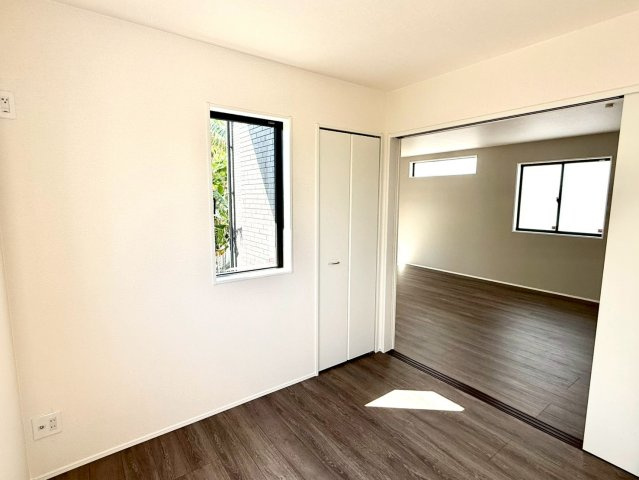 グラファーレ南城市知念安座真３期・３号棟の洋室|LDK18帖に隣接した洋室4.5帖