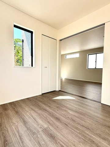 グラファーレ南城市知念安座真３期・３号棟の洋室|LDK18帖に隣接した洋室4.5帖・収納付き