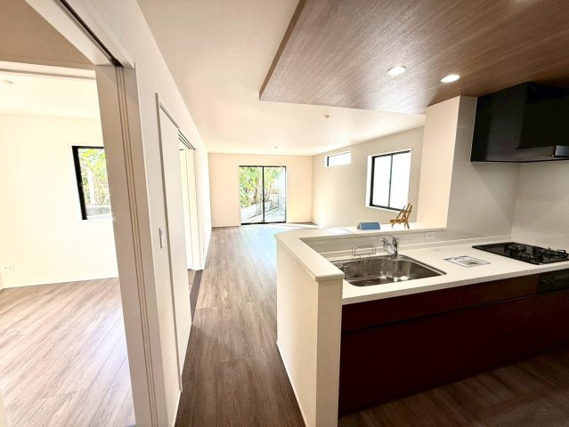 グラファーレ南城市知念安座真３期・３号棟のその他|対面式のキッチンからリビングの眺め