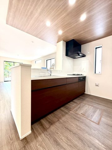 グラファーレ南城市知念安座真３期・３号棟のその他|コミュニケーションが取りやすい対面式のキッチン・換気窓＆床下収納付き
