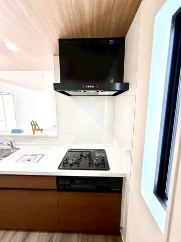 グラファーレ南城市知念安座真３期・３号棟のキッチン|レンジフード＆ガスコンロ３口