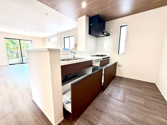 グラファーレ南城市知念安座真３期・３号棟のキッチン|便利な備え付け収納付きのキッチン